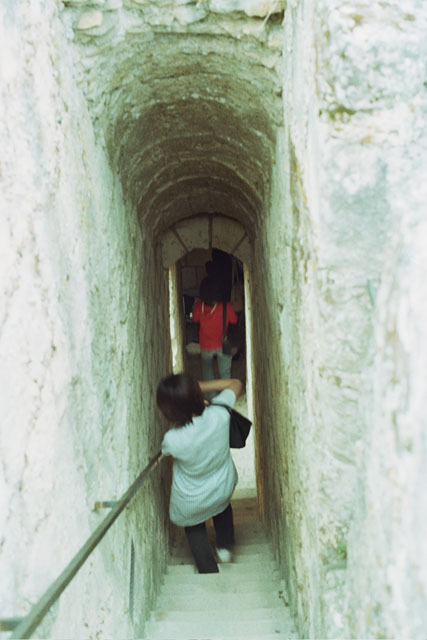 城塞の階段(筆者・撮影) 城塞の階段(筆者・撮影)